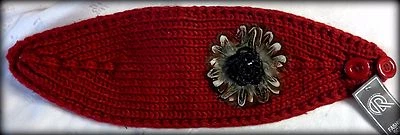 Nuevo con etiquetas Bufanda de ganchillo escarlata, flor de plumas y cuentas, cierre de botones, 17" L, 5,5" W Foto 1 de 4