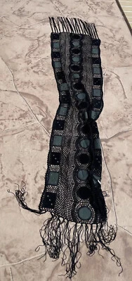 BERNIE of New York BUFANDA FLECOS PARCHES Y OJALES GAMUZA CROCHET NEGRO 30" X 20" Foto 1 de 4