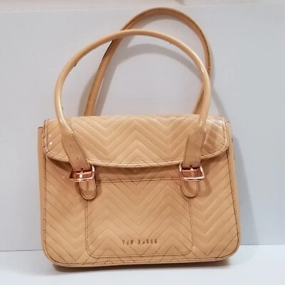 Bolso de Mano Ted Baker Acolchado Cuero Charol Desnudo Cierre Imán Expandible Usado en Excelente Condición Foto 1 de 4