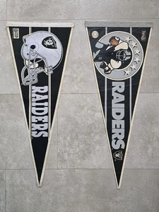 LOTTO DI 2 VINTAGE RAIDERS NFL TRENCH WESTERN DIVISION FELTRO GAGLIARDETTO BANDIERA - Foto 1 di 19
