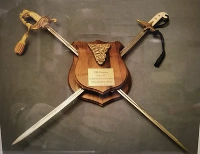 Деревянный настенный налет с двойным щитом (ТОЛЬКО!) для двух скрещенных мечей - Изображение 1 из 4