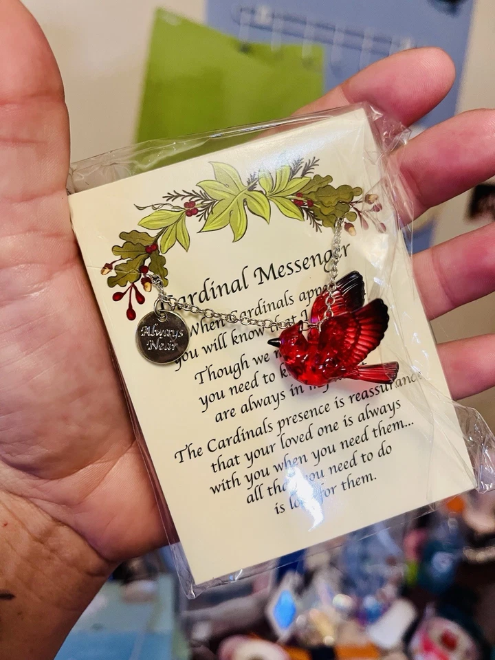 Collar Mensajero Cardinal Gretchen’s Hallmark Foto 1 de 4