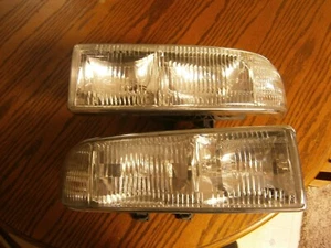 New In The Box Pair Of Headlights For 98-04 S-10 Or 98-05 Blazer Complete WBulbs - Picture 1 of 7