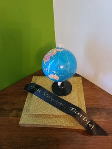 NBDCC Barbie 2012 recuerdo noche de apertura recepción The Grand Tour centro de mesa  - Imagen 1 de 4