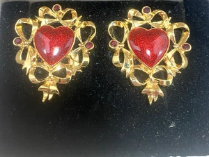 Vintage Avon rote Emaille Herzen Schleifen goldfarbene Kristalle durchbohrte Ohren neu im Karton 1992 - Bild 1 von 5