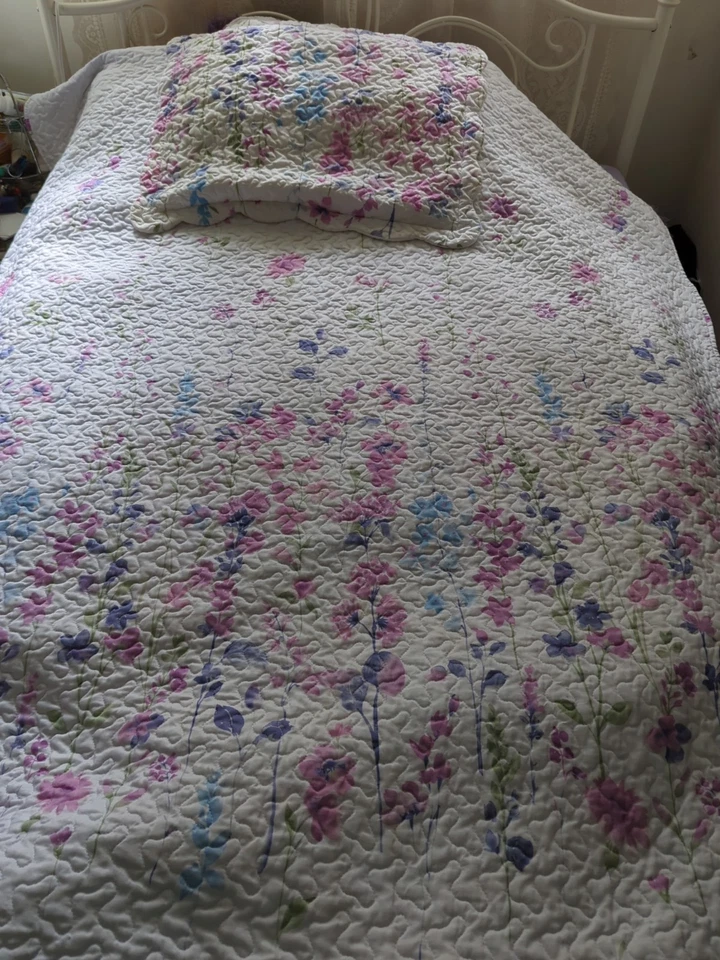 Bedsure Twin Quilt Coverlet Set Floral Watercolor Pattern  Pillow Sham Feminine - Image 1 of 3