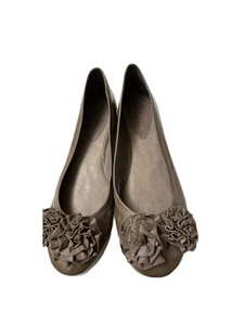 Antonio Melani Ballet Flats Womens Sz8.5 Patent Leather Brown Ribbon Flowers - Picture 1 of 4