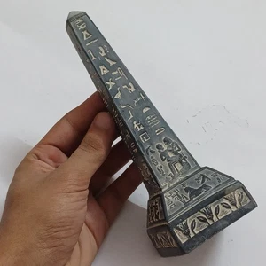 Pharaonischer Obelisk mit Hieroglyphen, die den Ruhm der alten ägyptischen Vergangenheit erzählen - Bild 1 von 9