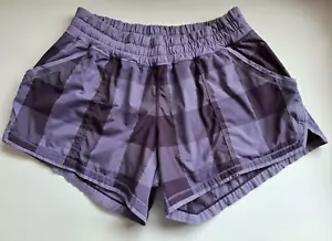Lululemon Shake & Break Short lila Karos Größe 8 Zinfandel Orchidee reflektierendes Logo - Bild 1 von 10