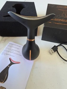 GLO24K Rotlicht Beauty Gerät für Gesicht und Hals basierend auf Triple Action LED OPEN - Bild 1 von 9