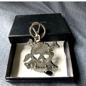 PRADA Totenkopf Motiv Schlüsselanhänger Taschenanhänger Metall Leder mit Box - Bild 1 von 3