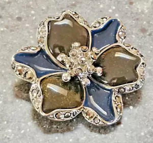 Broche prendedor de plata con estrás de pétalos esmaltados verdes azul madera de perro - Imagen 1 de 5