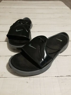 Mujer Nike Sport Slide Sandalia Brillante Recubierta Elástica Cojín Plantilla 302186-031 9 Foto 1 de 4