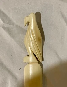 Antiguo abrecartas de pájaro hueso cuerno halcón tallado. - Imagen 1 de 16
