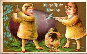Tarjeta postal de Pascua en relieve Winsch niños como pollitos vestidos agrietando huevo gigante - Imagen 1 de 2