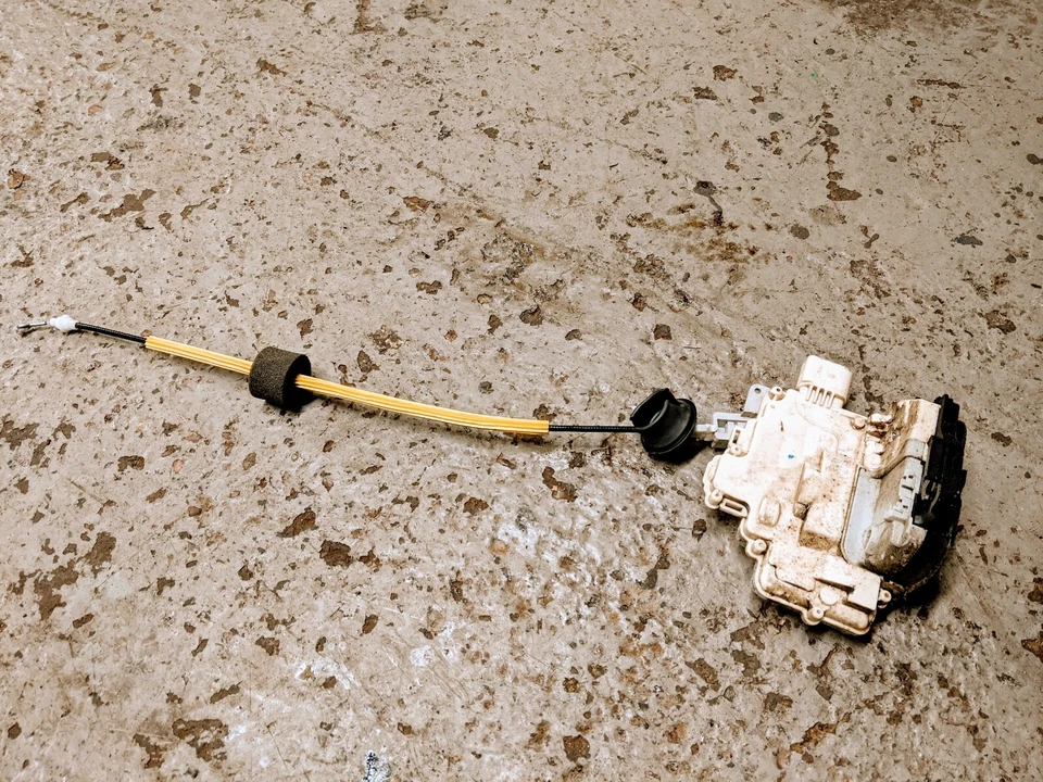 PESTILLO CERRADURA PUERTA TRASERA DERECHA AUDI ALLROAD C6 Foto 1 de 2