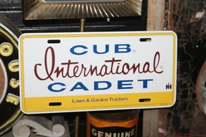 IH CUB CADET LAW TRACTOR DE JARDÍN DISTRIBUIDOR PLACA EN RELIEVE SIGNO ALIMENTACIÓN SEMILLA GAS - Imagen 1 de 5