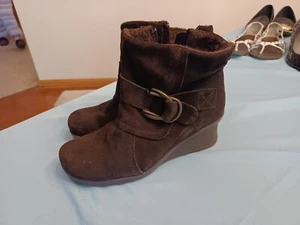 Brown Baretraps Buckle Boots Side Zipper Women's Size 8 Clean Shoes - Picture 1 of 10