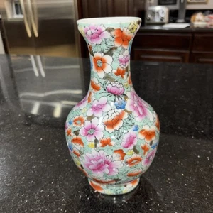 Bunte florale Chinoiserie Vase mit Goldakzenten - Top Zustand - Bild 1 von 6