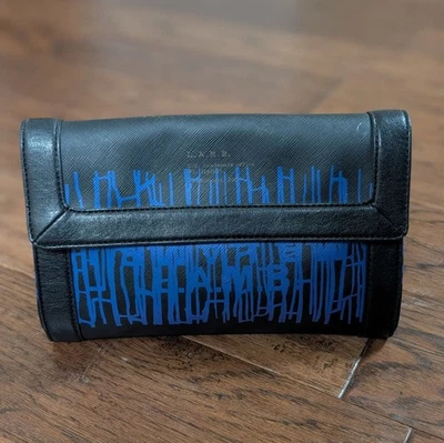 Y2K L.A.M.B. Bolso Clutch Gwen Stefani Graffiti Azul Negro Lujo De Colección 10X6.5 Foto 1 de 4