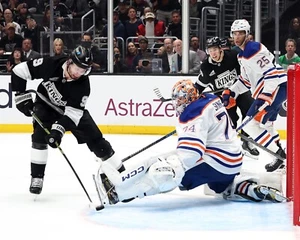 Foto de hockey de Adrian Kempe 2025 Playoffs Goal Los Angeles Kings 8x10 NHL - Imagen 1 de 1