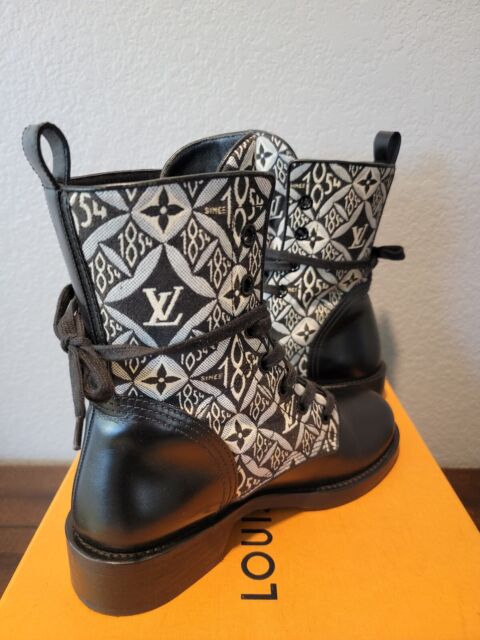 Louis VUITTON. Par de botas negras de nobuck. T 37,5