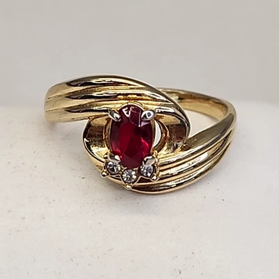 Anel de strass oval vidro vermelho tom dourado 6,5 - Imagem 1 de 4