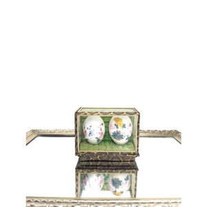 Schöne alte handbemalte chinesische Eier mit Blumen in Glasvitrine B - Bild 1 von 9