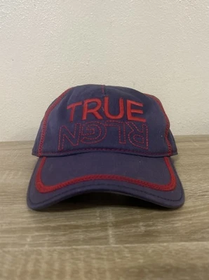 Винтажная вышитая кожаная шляпа Y2K True Religion с искусственно состаренным надписью на ремешке - Изображение 1 из 4