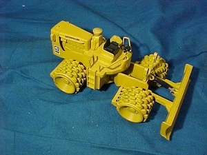 Compactador de suelo juguete 825B a escala 1:50 Oruga con Alemania NZG de 1970 - Imagen 1 de 3