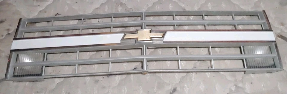Chevrolet 1985-88 carrocería cuadrada camioneta Blazer Suburban GM parrilla OEM 15554910 Foto 1 de 4