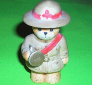 ⭐ VINTAGE ENESCO LUCY RIGG & ME BEAR FIGURINE CANADA RCMP MOUNTIE W/BUGLE 1987 - Imagen 1 de 2