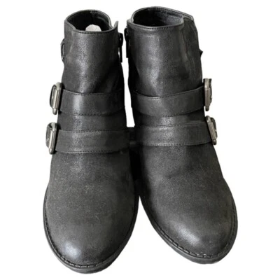 Botines de motociclista tallados con volantes grises lisos tacón bloque con hebillas laterales Foto 1 de 4