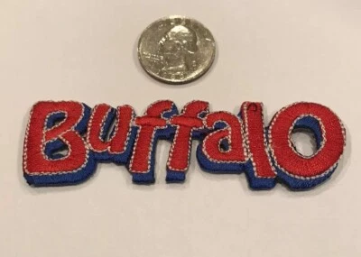 PARCHE BORDADO HIERRO “BUFFALO” - ROJO/AZUL Contorno 3.5”x 1” ¡HERMOSO!! Foto 1 de 3