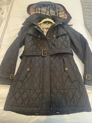 Женская стеганая черная куртка Burberry с ремнем и съемным капюшоном. Размер M - Изображение 1 из 4