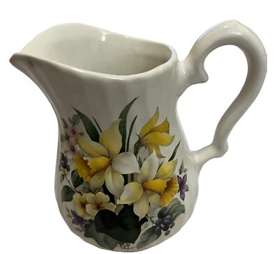 Jarra Royal Caldone vintage hecha en Inglaterra blanca con narcisos florales de 6" de alto Foto 1 de 4