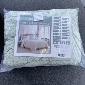 Medallion Chenille Bedspread With Fringe, Full Size, Sage, New - Picture 1 of 6