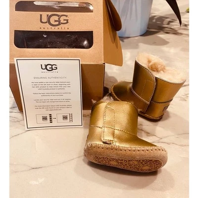 NUEVO EN CAJA UGG Australia Bebé UGG Metálico DORADO 0-6 meses Foto 1 de 4