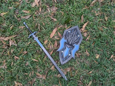 Espada y escudo dragón negro de espuma de poliuretano Foto 1 de 4