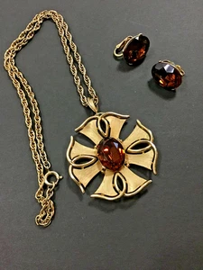 Vintage Trifari Gold Tone Maltese Necklace Matching Earring Set Faux Amber Stone - Picture 1 of 14