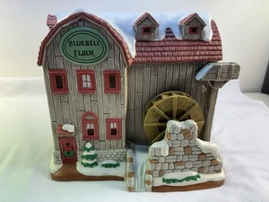 De colección 1997 Lefton’s Colonial Campana Azul Harina Molino Iluminado Casa de Pueblo de Navidad - Imagen 1 de 9