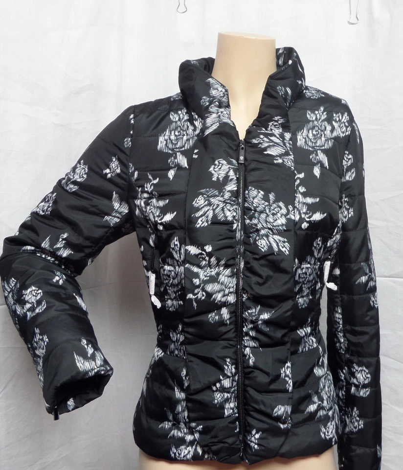 БЕЛЫЙ ДОМ ЧЕРНЫЙ РЫНОК ЧЕРНЫЙ ЦВЕТОЧНЫЙ ПУХОВИК УПАКОВЫВАЕМЫЙ СТЕГАНАЯ КУРТКА SZ: S НОВЫЙ С ЯРЛЫКАМИ - Изображение 1 из 4