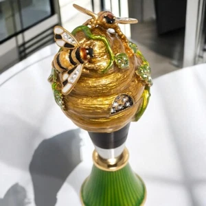 Jay Strongwater “Mead” Beehive Wine Stopper with Stand SDH6647-280 - Picture 1 of 6