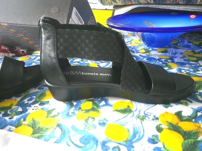 Женские босоножки BERNIE MEV размер 8 М из пеноматериала с эффектом памяти ЧЕРНЫЕ ТКАНЫЕ Laura новые без ценников - Изображение 1 из 4