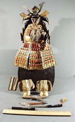 ANTIQUE MINIATURE SAMURAI ARMOR OUTFIT IN WOOD ARMOR CHEST BOX - Image 1 of 4