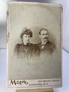 Cartolina fotografica armadio, coppia vittoriana ben vestita, Atlantic City NJ Moerk - Foto 1 di 2