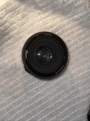 Lente Yongnuo Digital 52 mm F/1,8 para Canon EF con 52 mm UV Foto 1 de 2