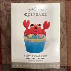 Hallmark Andenken Cupcakes monatliches Ornament Serie #1 "Ein kleiner Krabbenkuchen" 2015 - Bild 1 von 7