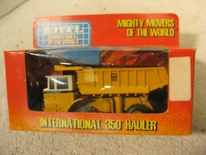 Vintage Ertl 1/80 scale mighty movers international 350 hauler #1852 - Picture 1 of 3