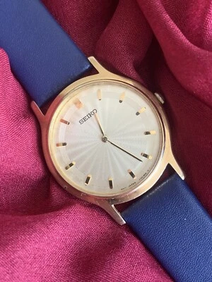 Seiko Quartz (V700-8A13) Super Thin Minimalist Classic Watch - Bild 1 von 4